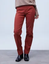 Pantalón negro de gabardina elastizada marca Zac & Rachel, con pretina ancha y faja interna modeladora. Tiene costura frontal pespunteada y bolsillos ojal simulados en la parte trasera.