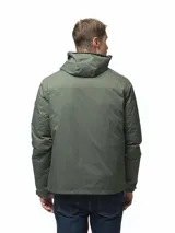 Campera 3 en 1 de diseño funcional, compuesta por una capa exterior semi impermeable con capucha ajustable y puños con velcro, y una capa interior capitoneada y abrigada. Ambas piezas pueden utilizarse juntas o por separado. Cuenta con cierre frontal, bolsillos laterales y un bolsillo en el pecho, todos con cierre.