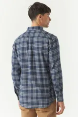 Camisa de viyela a cuadros en tonos rojo, azul y beige, de corte regular y manga larga.