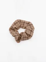 Colita para el pelo tipo scrunchie con estampado de cuadros en tonos beige y marrón.
