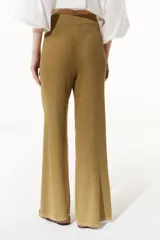 Pantalón negro de tejido de punto acanalado, de tiro alto y pierna ancha, con un tajo en el frente.