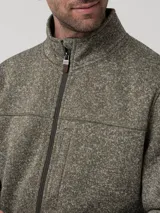 Polar de hombre color verde oliva jaspeado, con cuello alto y cierre frontal completo. Presenta un bolsillo vertical con cierre en el pecho y bolsillos laterales con cierre.