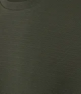 Remera de corte slim con textura, cuello redondo y manga corta. Confeccionada en tejido resistente que no se arruga.