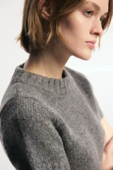Jersey de punto de lana con cuello redondo, manga corta y terminaciones en rib.