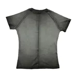 Remera de corte ajustado en color gris, con costuras decorativas visibles y mangas cortas.