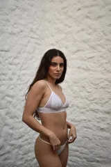 Tanga blanca de algodón con tiras laterales regulables para un ajuste personalizado.