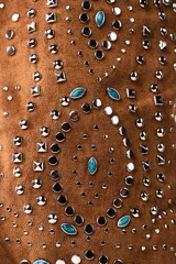 Bota texana color camel de caña media, con apliques de tachas plateadas y turquesas.