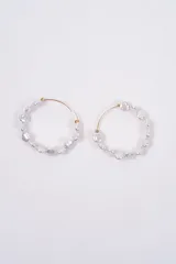 Aros tipo argolla decorados con pequeñas perlas blancas a lo largo de toda la circunferencia.