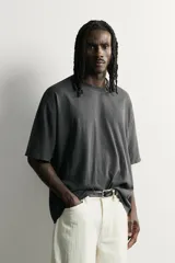 Camiseta de algodón con cuello redondo y mangas cortas, de corte relaxed fit y efecto lavado gris.