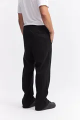 Pantalón de algodón de corte recto y estilo relajado, color beige. Cuenta con cintura elástica con cordón de ajuste, bolsillos laterales y logo de la marca estampado discretamente en el frente.