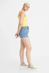 Short de jean de tiro alto con ruedo deshilachado y cierre frontal con botones, en un tono azul medio.