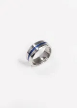 Anillo plateado de acero quirúrgico hipoalergénico con ranura central azul.