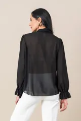 Blusa roja de gasa italiana con cuello plisado y mangas largas amplias terminadas en volado.