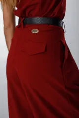 Pantalón sastrero color bordó, de corte recto y tiro alto, con pliegues frontales y bolsillos laterales.
