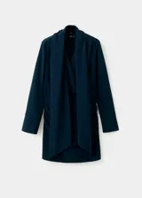 Vestido corto de color verde oscuro, con escote en V, mangas largas y detalle de lazo integrado al cuello. Presenta un diseño ajustado en la cintura con fruncidos laterales en la falda.