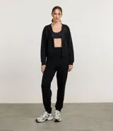 Campera deportiva con capucha ajustable, cierre frontal por cremallera, mangas largas con sisa raglán y puños ajustados. Presenta bolsillo tipo canguro y cordones con lettering estampado.