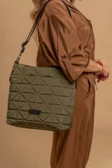 Cartera capitoneada color beige, con diseño geométrico y asa resistente. Amplia y cómoda, ideal para el uso diario.