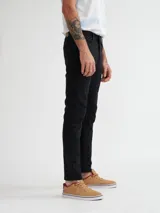 Pantalón de jean negro, corte ajustado.