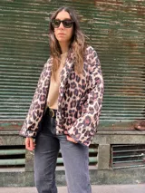 Campera puffer con estampado animal print de leopardo en tonos beige y marrón.