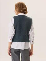 Chaleco de punto con textura jaspeada, cuello redondo y corte recto, diseñado para superponer sobre otras prendas.