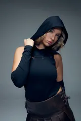 Body sin mangas color verde militar con capucha y recortes frontales tipo cut-out asegurados con argollas metálicas. Incluye mangas largas separadas del cuerpo principal.