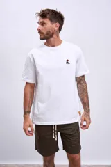 Remera blanca de algodón con cuello redondo y logo bordado pequeño en el pecho.