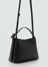 Bolso de mano tipo shopper de tamaño pequeño, confeccionado en poliuretano con acabado liso. Presenta un diseño estructurado con asa corta ajustable, cierre de imán interior y detalle de hebilla decorativa lateral.