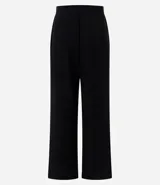 Pantalón de vestir estilo sastre, de corte recto y tiro medio. Presenta pliegues discretos en la parte delantera, perneras amplias y cierre clásico. Incluye un cinturón fino con hebilla metálica.