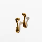 Aros colgantes dorados con forma abstracta.