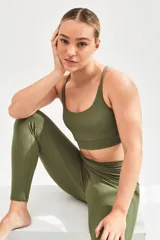 Calza deportiva larga color verde militar, de tiro alto y largo hasta el tobillo.