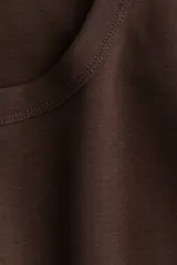 Remera marrón de punto de algodón tupido con cuello redondo ribeteado acanalado y mangas cortas.