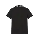 Remera tipo polo Lacoste de manga corta, confeccionada en tejido piqué de algodón. Presenta cuello con diseño jacquard con el nombre de la marca en contraste y cierre frontal de dos botones. Incluye el logo de la marca bordado en el pecho en tono sobre tono.