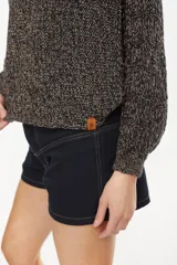 Sweater cropped de punto calado, color celeste melange, con mangas anchas de diseño holgado y cuello redondo.
