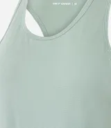 Musculosa deportiva de corte nadador, color amarillo claro, confeccionada en microfibra con textura perforada. Presenta escote en U y diseño holgado con pliegue en la espalda.