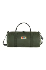 Bolso de viaje Fjallraven Vardag Duffel 30, color verde oliva, con logo de la marca en el frente.