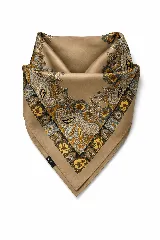Pañuelo cuadrado de satén con estampado estilo paisley en tonos tierra, mostaza y negro. Presenta un diseño con bordes decorados y centro liso.