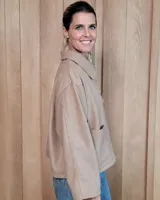 Chaqueta de textura bouclé en color bordó, con corte oversize, cuello camisero, cierre frontal y bolsillos laterales.