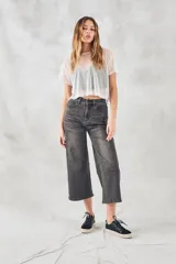 Remera corta de tul blanco, de corte holgado y mangas cortas.