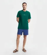 Remera de algodón verde oscuro de manga corta y cuello redondo, con estampa minimalista de lettering en el pecho.