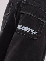 Bermuda de jean color negro con costuras en contraste color blanco y detalles bordados en celeste. Cuenta con bolsillos traseros amplios y logo de la marca bordado en uno de ellos.