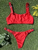 Conjunto de bikini rojo con hebillas metálicas plateadas y bombacha colaless.