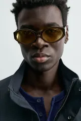 Parka de corte relajado confeccionada en tejido de algodón con efecto lavado. Presenta cuello subido, manga larga con puños abotonados, bolsillos frontales de plastrón con solapa y cintura ajustable mediante cordón interior. El cierre frontal es de cremallera oculta por una solapa con botones a presión.