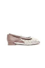 Zapato bajo de cuero combinado, con diseño liso color marrón en el talón y estampado animal print de lunares en la puntera. Cuenta con punta fina, taco bajo y una tira lateral con hebilla metálica.