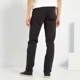 Pantalon de corte slim con diseño clásico de cinco bolsillos, confeccionado en tela de algodón resistente de color negro.