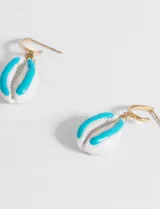 Aros colgantes de acero quirúrgico hipoalergénico con forma de caracol marino blanco y celeste.