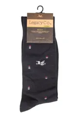 Medias grises con diseño de pequeños triángulos estampados y logo de la marca.
