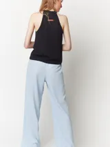 Pantalón palazo a cuadros celestes y blancos, con tiro alto y elástico en la cintura.