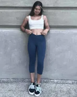 Calza pescadora azul jaspeado de tiro alto, corte chupín y largo a la pantorrilla.