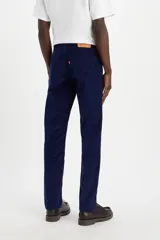 Pantalón de pana azul marino, corte slim fit, tiro medio y confeccionado con 83% algodón, 15% poliéster y 2% elastano.