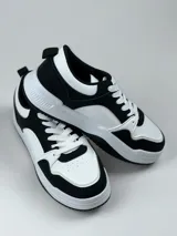 Championes blancos de estilo casual, con cordones y suela de goma.